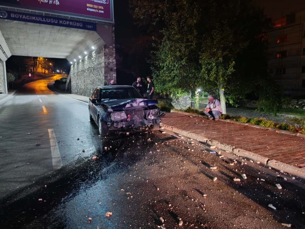 Bursa’da alkollü Mercedes araç sürücüsü, elektrik direğine çarpıp olay yerinden kaçtı