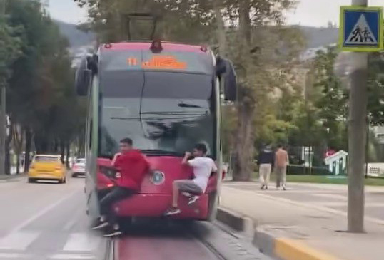 Bursa’da çocukların tehlikeli yolculuğu kamerada Bursa’da iki çocuk seyir