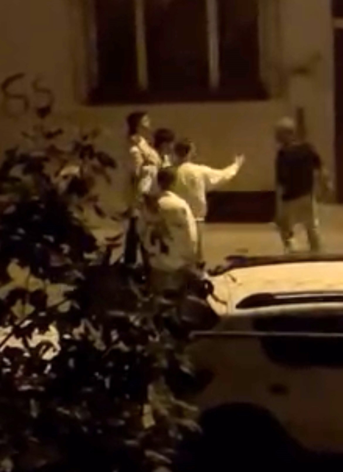 Bursa’da gençler sokak ortasında kavgaya tutuştu: Tekme tokat darp kameraya yansıdı