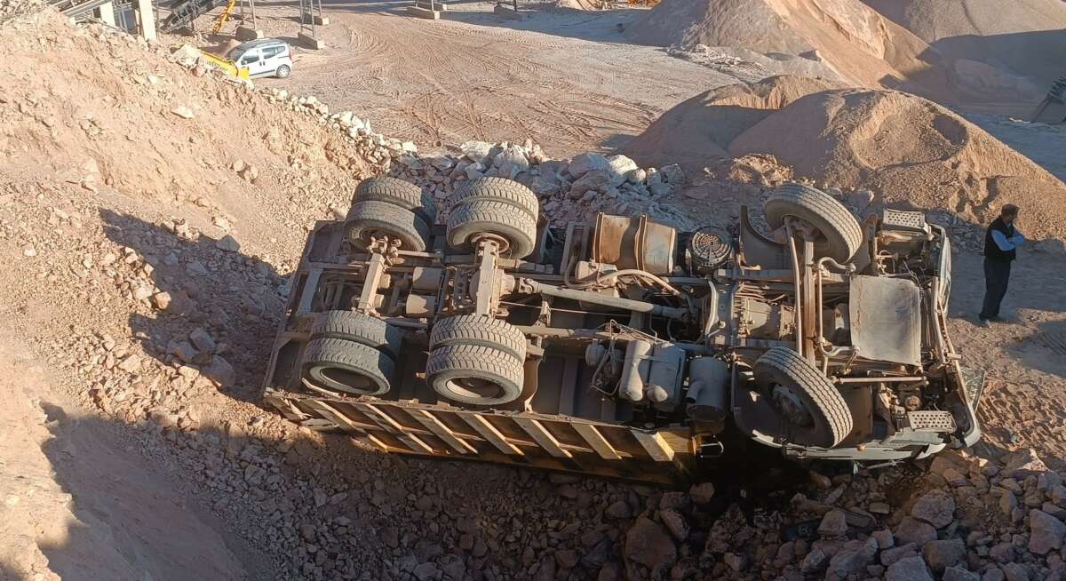 Bursa’da kontrolden çıkan hafriyat kamyonu devrildi
