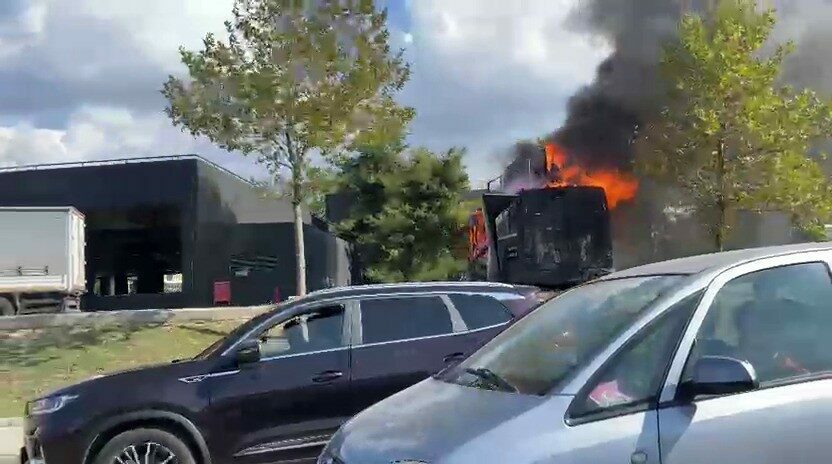 Bursa’da midye satışı yapılan kamyonet alev alev yandı