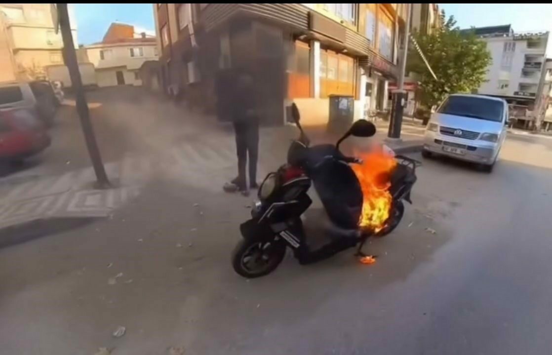 Bursa’da motosiklet alev aldı, vatandaş kovayla söndürdü