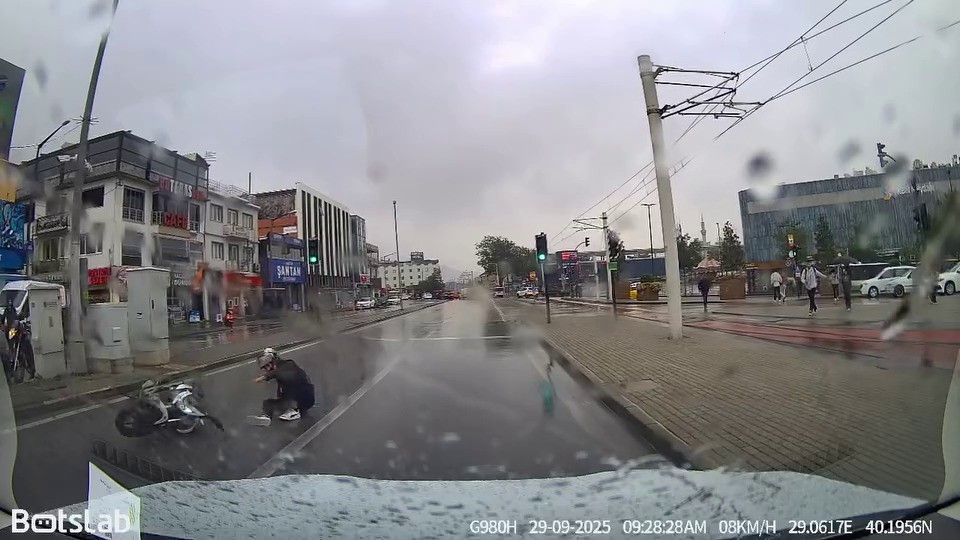 Bursa'da yağışlı havada yolların