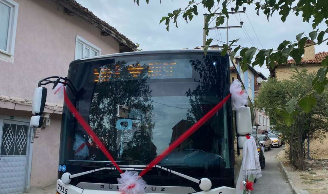 Bursa’da otobüs gelin arabası gibi süslendi Bursa'nın Orhaneli ilçesinde evlenen
