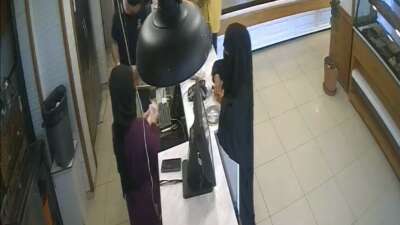 Bursa’da pastanede ‘yırtık para’ yöntemiyle tırnakçılık kamerada