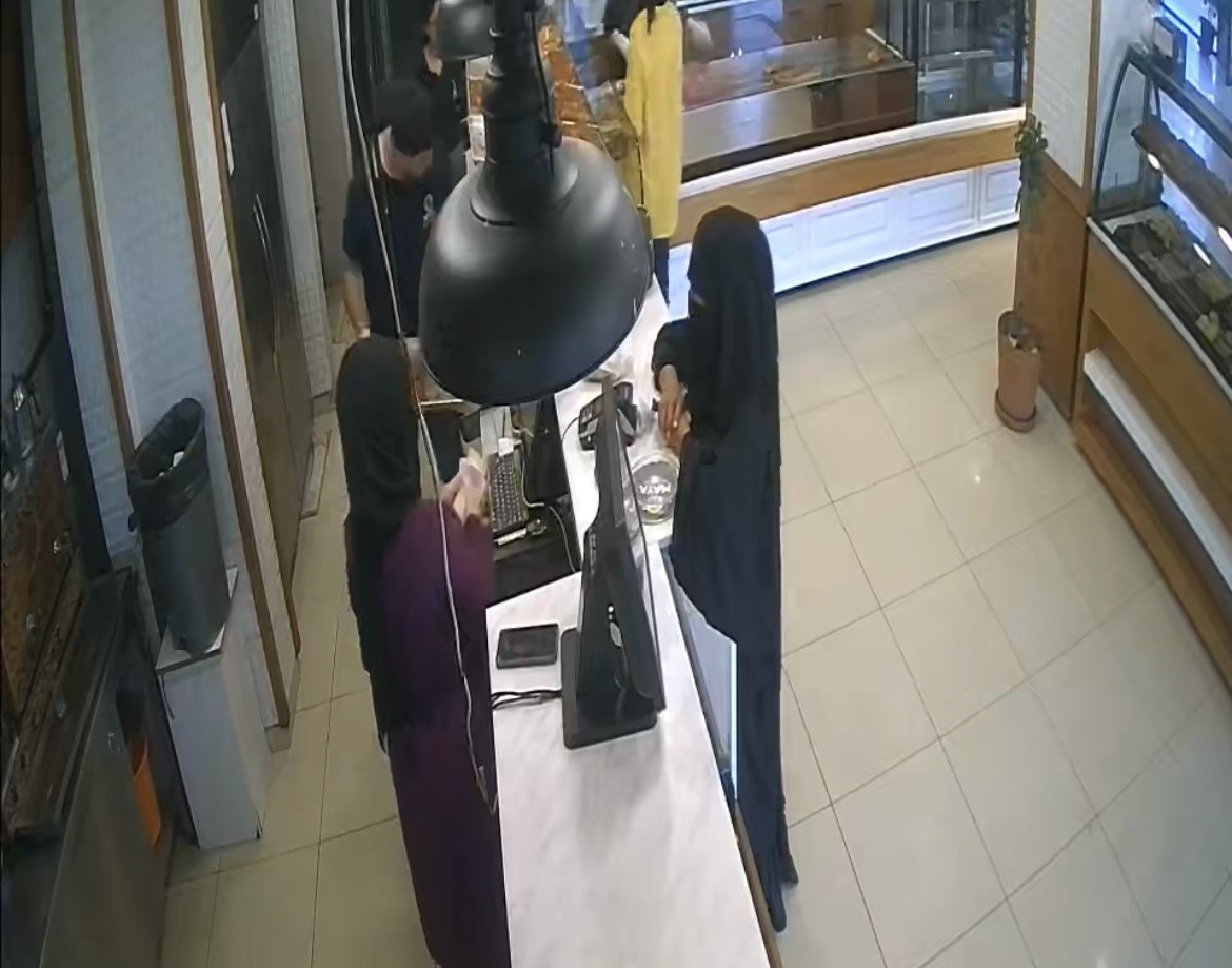 Bursa’da bir pastaneye gelen çarşaflı