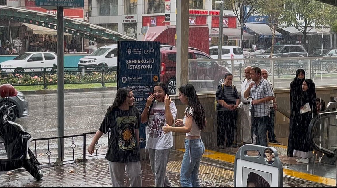 Bursa’da yağmur sevinci…Böyle dans ettiler