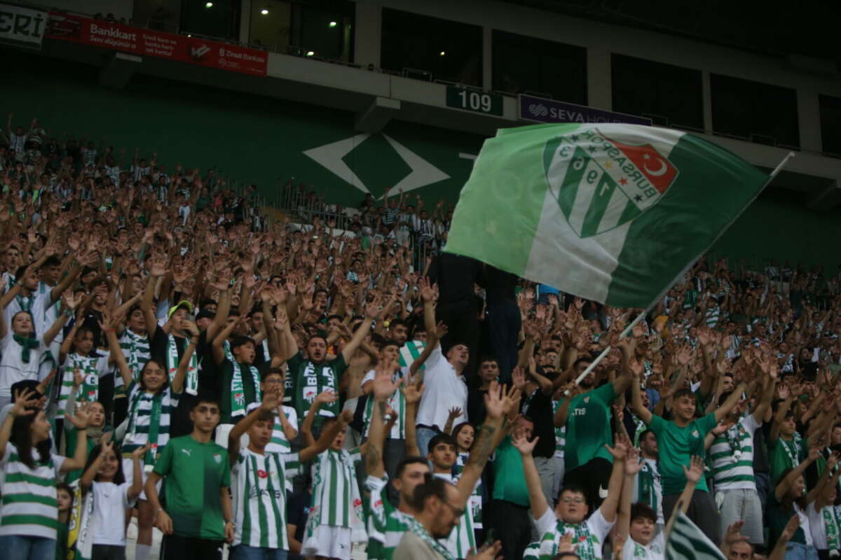 Bursaspor-Arnavutköy maçında 34 bin 940 taraftar! Tribünler yine şölene döndü