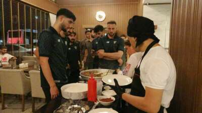  Bursasporlu oyuncular galibiyeti tantuni yiyerek kutladı