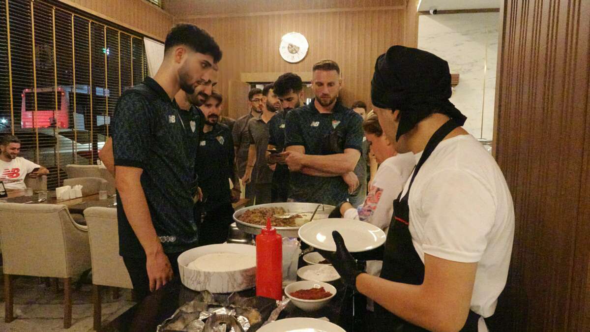  Bursasporlu oyuncular galibiyeti tantuni yiyerek kutladı