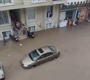 Bursa’yı sağanak vurdu, cadde ve sokaklar sular altında kaldı