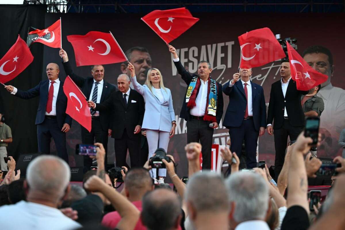 CHP Genel Başkanı Özel: “CHP’nin babaevine kimse el uzatamaz”