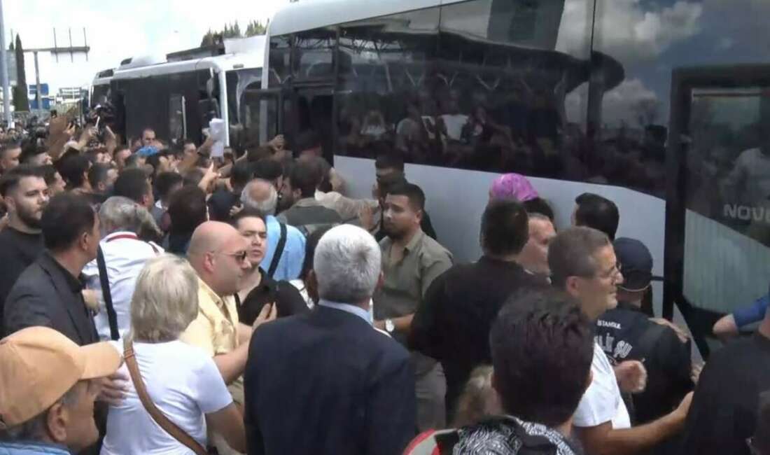 CHP İstanbul İl Başkanlığı önündeki kalabalık, polis otobüsüne saldırdı CHP İstanbul İl Başkanlığı