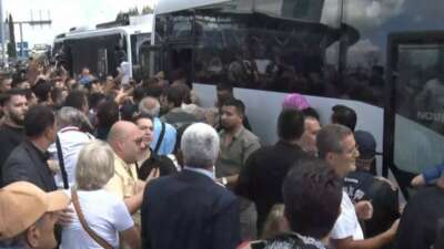 CHP İstanbul İl Başkanlığı önündeki kalabalık, polis otobüsüne saldırdı