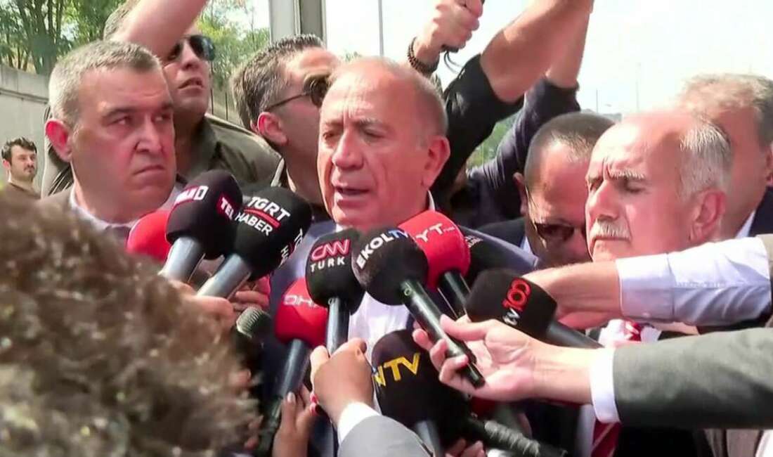 CHP İstanbul İl Başkanlığına gelen Gürsel Tekin’e su şisesi fırlattılar Cumhuriyet Halk Partisi (CHP)