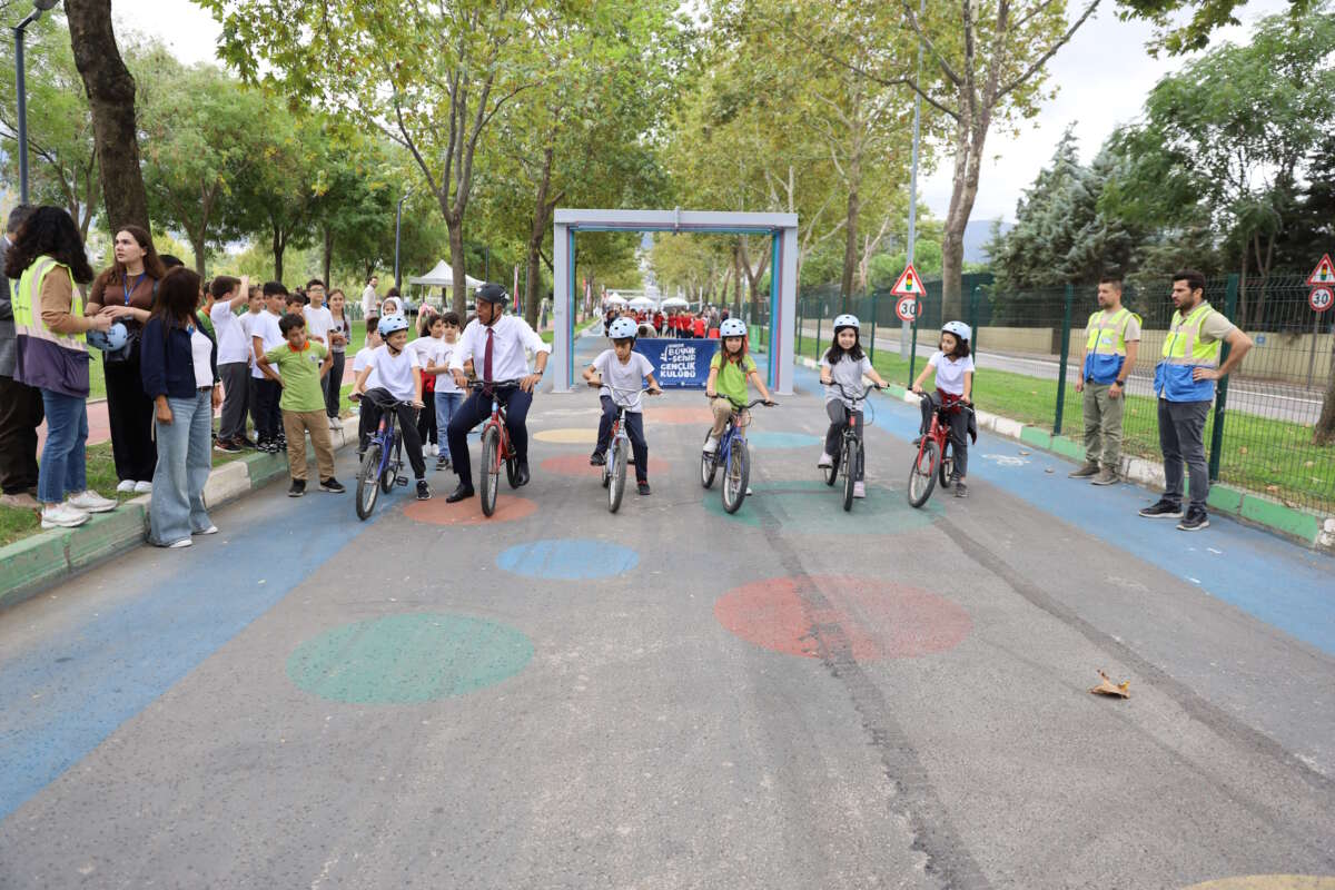 Bursa’da Çocuklar, bisikletle hem eğlendi hem öğrendi