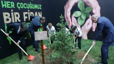 Cumhurbaşkanı Erdoğan, öğrencilerle fidan dikti