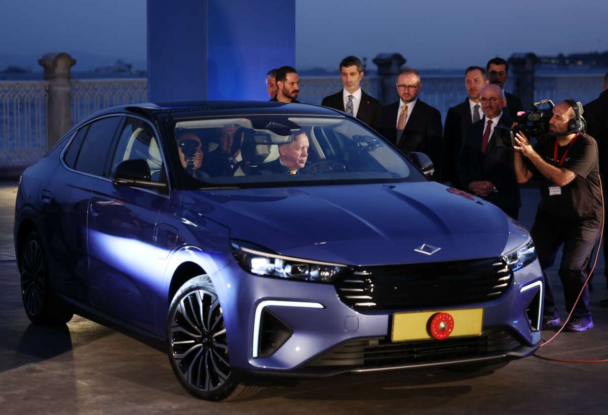 Cumhurbaşkanı Erdoğan’a, TOGG’un yeni modeli T10F hediye edildi