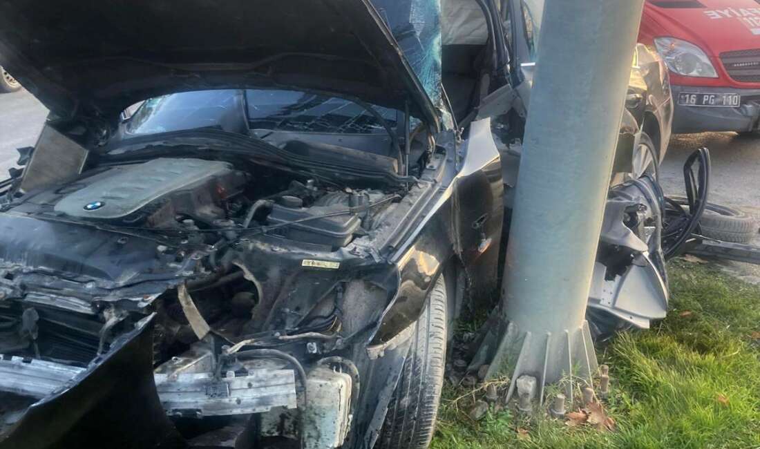 Direğe çarpan aracın sürücüsü ağır yaralandı Bursa'nın İnegöl ilçesinde meydana