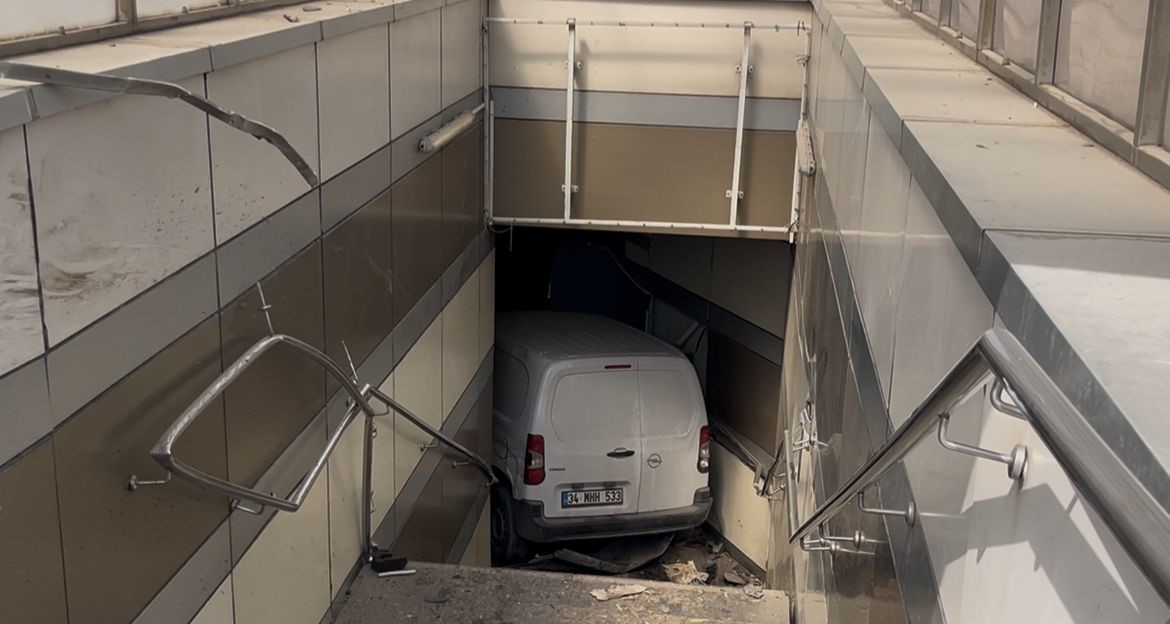 Direksiyon hâkimiyetini kaybetti, metro istasyonuna daldı