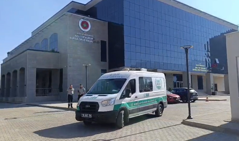 Ellerini ve yüzünü balıklar yemiş…