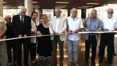 Emekli olduktan sonra ürettiği çinilerden sergi açtı