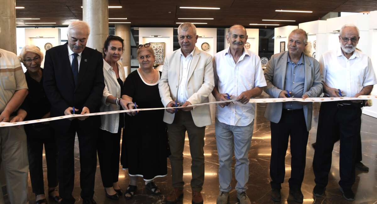 Emekli olduktan sonra ürettiği çinilerden sergi açtı