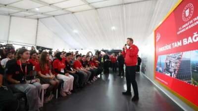 Enerji ve Tabii Kaynaklar Bakanı Bayraktar TEKNOFEST’TE gençlerle buluştu