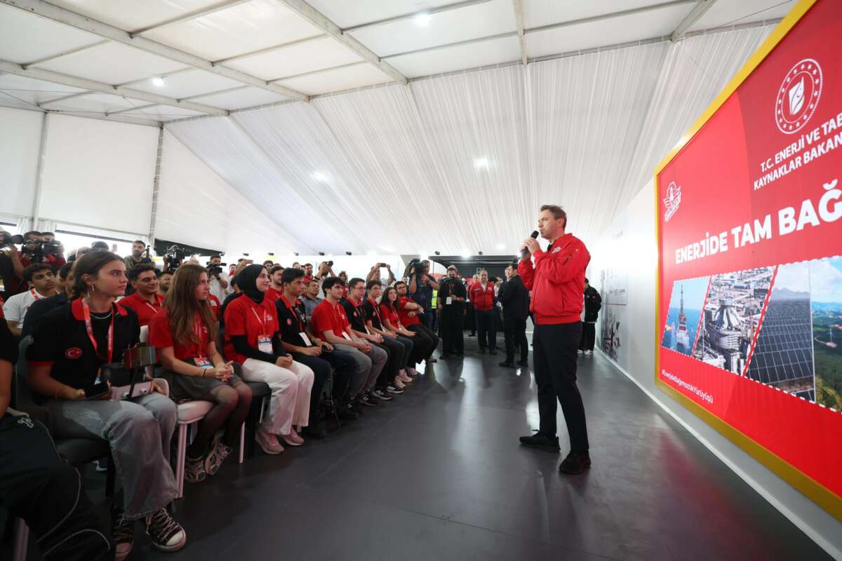Enerji ve Tabii Kaynaklar Bakanı Bayraktar TEKNOFEST’TE gençlerle buluştu