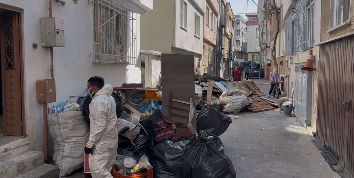 Evden çıkan çöpler görenleri hayrete düşürdü