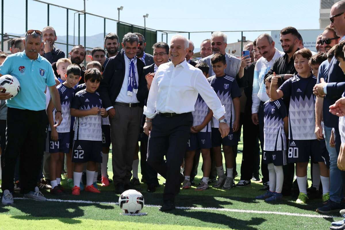 Bursa’nın yeni futbol sahası açıldı