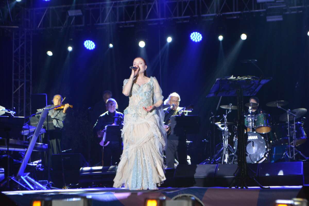 Gömeç’in kurtuluş gününde Candan Erçetin coşturdu