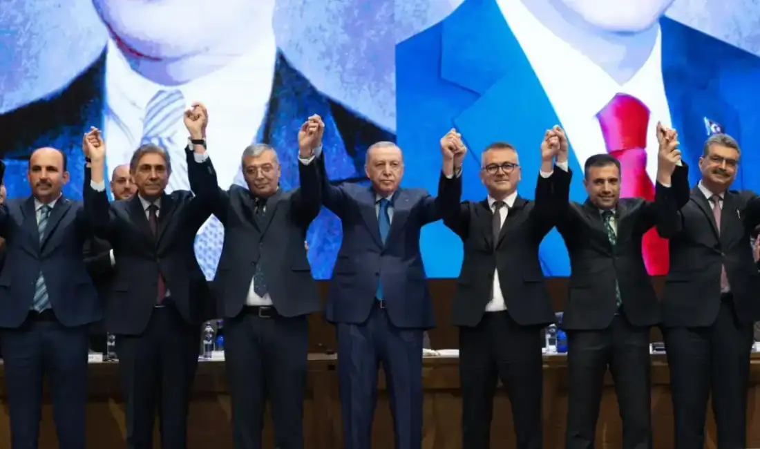 İki belediye başkanı AK Parti’ye geçti! Rozetlerini Cumhurbaşkanı Erdoğan taktı Cumhurbaşkanı Recep Tayyip Erdoğan,