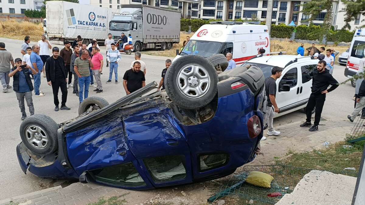 İki otomobil çarpıştı, 3 kişi yaralandı