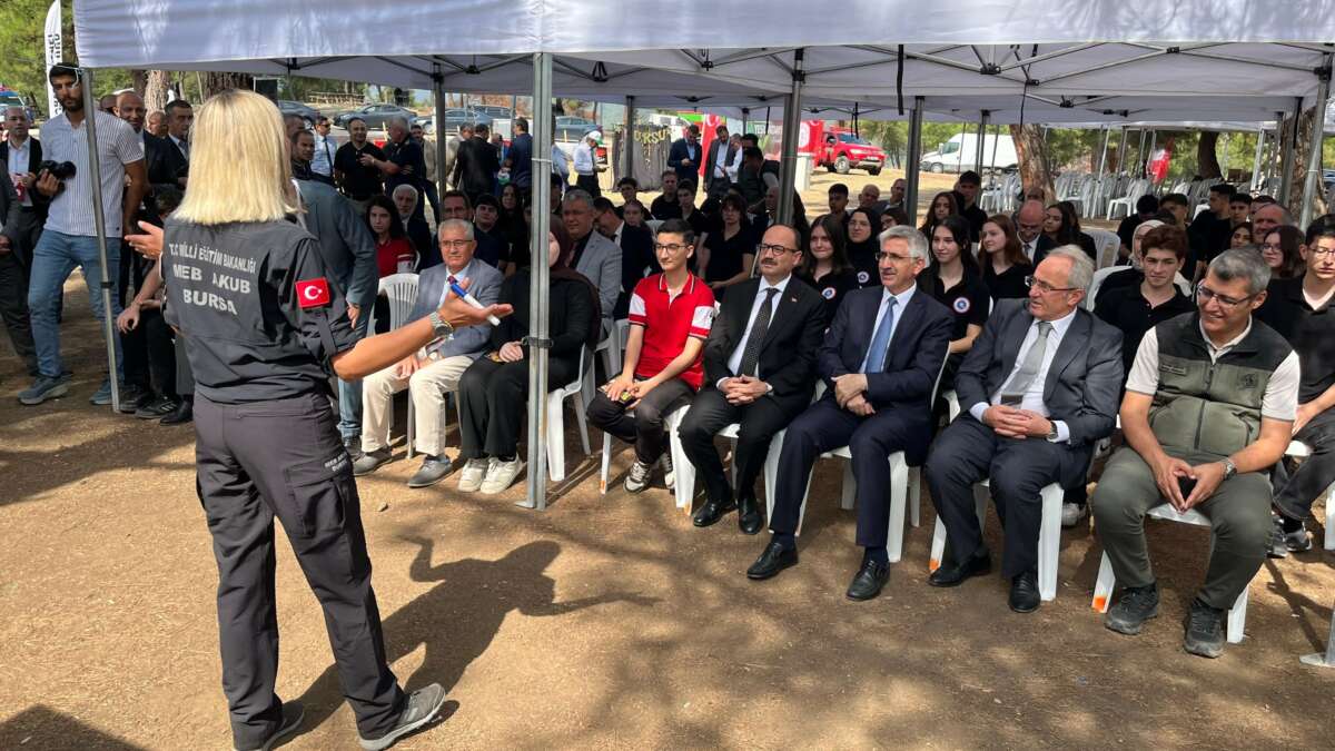 ‘İlk dersim yeşil vatan’ yanan ormanda gerçekleşti
