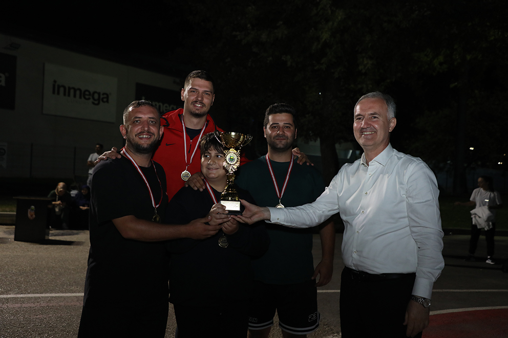 İnegöl’de Sokak Basketbolunda kupalar sahiplerini buldu