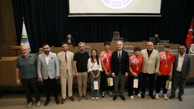 İnegöl’ün başarılı gençleri, mecliste onure edildi