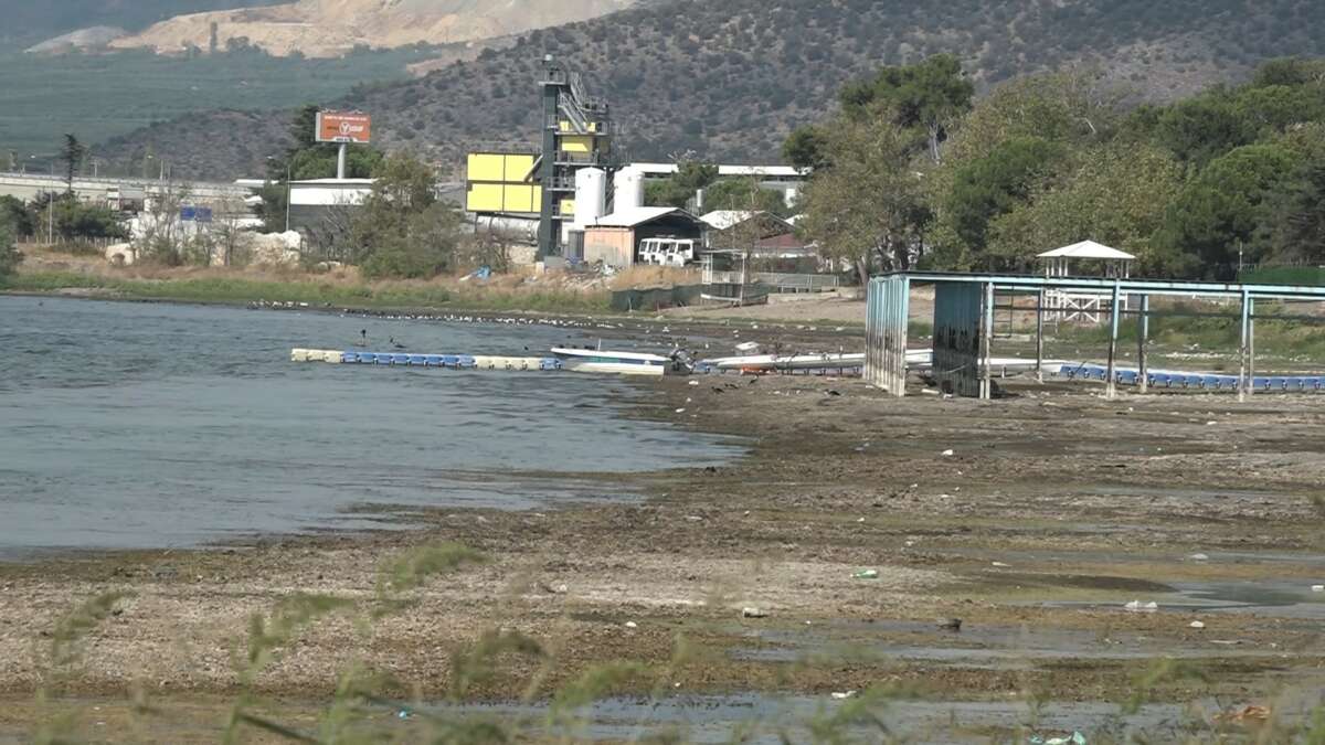 İznik Gölü’nde alarm: Sular çekiliyor, tekneler karaya oturdu