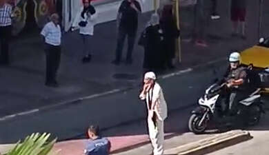 Bursa Heykel’de hareketli anlar: Yol ortasında kendine zarar verdi