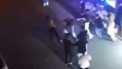 Kalabalık bir grup tarafından darp edilen genç esnafa sığındı