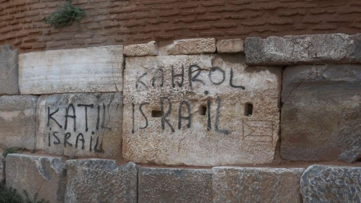 ‘Katil İsrail’ yazısı isyan ettirdi