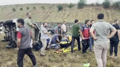  Kayganlaşan yolda minibüs devrildi: 3 yaralı