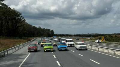 Klasik otomobil tutkunları Arnavutköy’de bir araya geldi