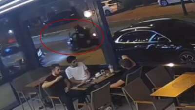 Kontrolden çıkan motosikletin kadın sürücüsü savruldu