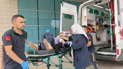 Kontrolden çıkan otomobil demir bahçe kapısına çarptı: 2’si çocuk 4 kişi yaralandı