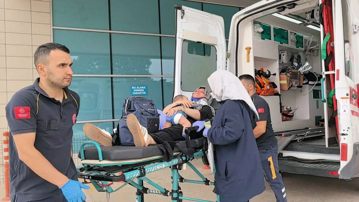 Kontrolden çıkan otomobil demir bahçe kapısına çarptı: 2’si çocuk 4 kişi yaralandı