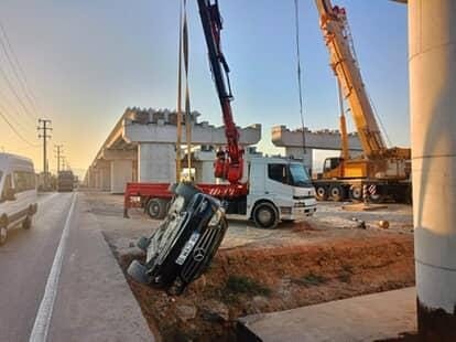  Kontrolden çıkan otomobil üst geçit inşaatına düştü: 4 kişi yaralandı