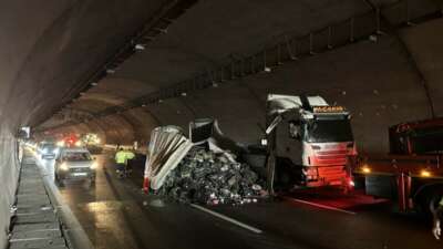 Kuzey Marmara Otoyolu’nda sebze yüklü tır devrildi: Kilometrelerce araç kuyruğu oluştu