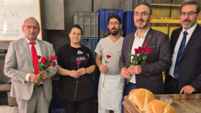 Mevlit Kandilini gül dağıtarak kutladılar