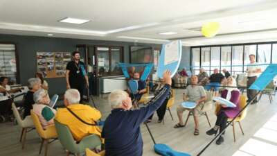 Nilüfer’de huzurevi sakinleri “Balon Voleybolu” ile eğlendi